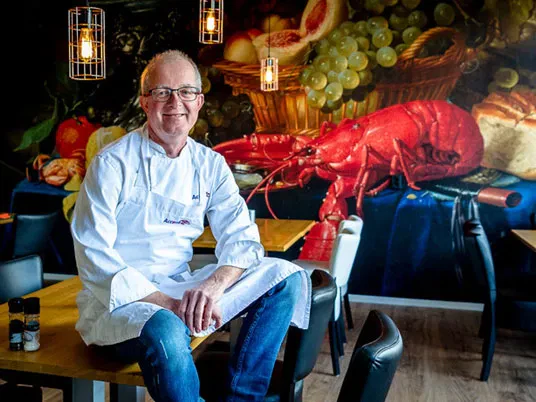 Praktijkonderwijs: scholieren bezorgen gezonde lunch bij basisscholen