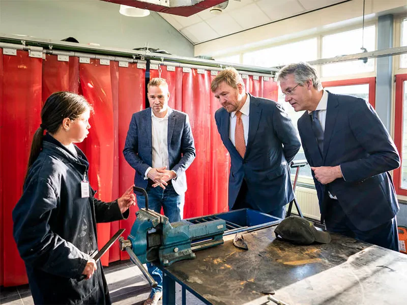 Koning en minister Slob brengen werkbezoek aan Accent praktijkonderwijs Capelle