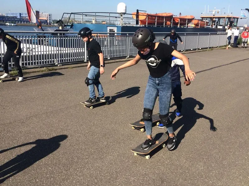 De leerlingen van Accent Delfshaven maken kennis met skateboarden