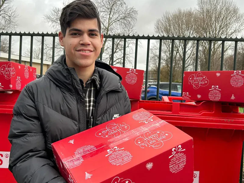 Alle leerlingen van Accent Hoogvliet krijgen een kerstpakket